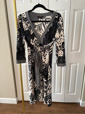 BCBGMaxAzria Dress Black and White Floral V-Neck Wrap Midi, Resortwear, Stretch